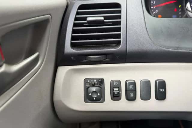 Mitsubishi Grandis (2004) thumbnail 6
