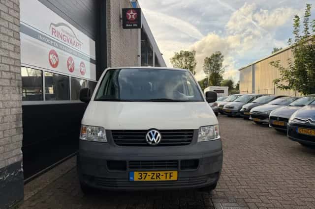 Volkswagen Transporter (2008) thumbnail 2