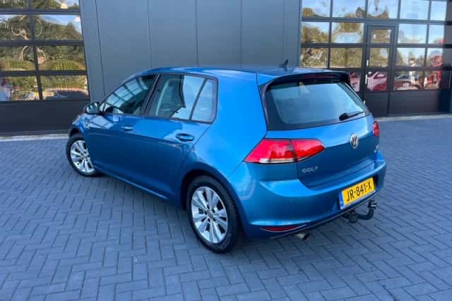 Volkswagen Golf (2016) thumbnail 2