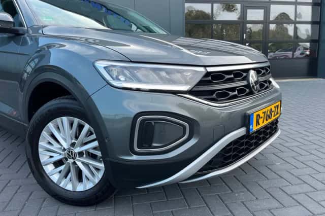 Volkswagen T-Roc (2023) thumbnail 5