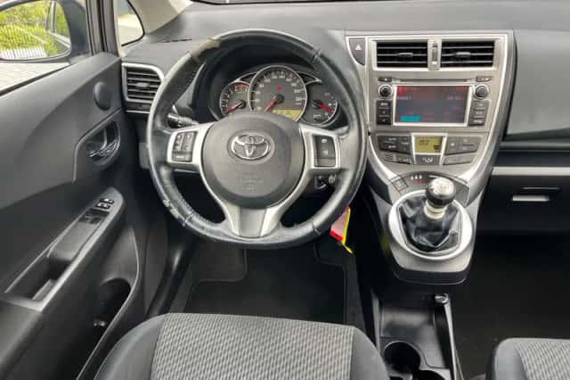 Toyota Verso-S (2011) thumbnail 3