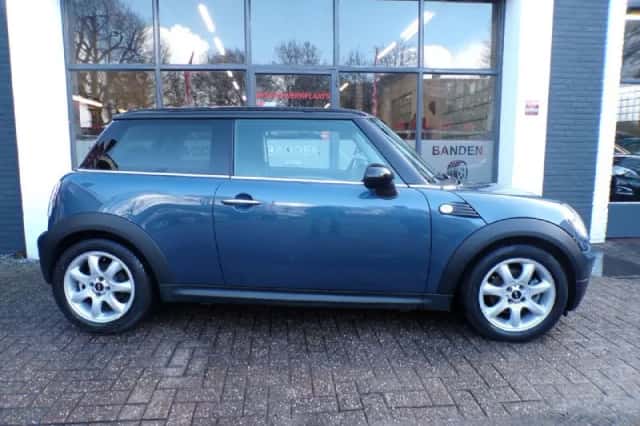 MINI Cooper (2009) thumbnail 4