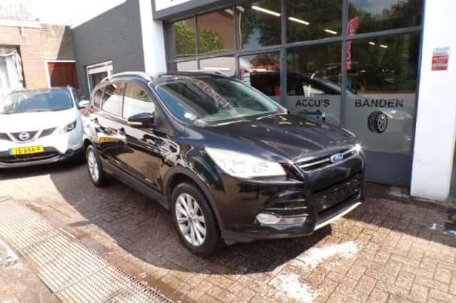 Ford Kuga (2016) thumbnail 3