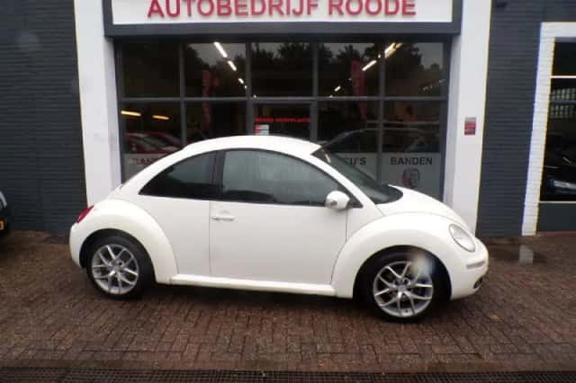 Volkswagen New Beetle (2008) thumbnail 1