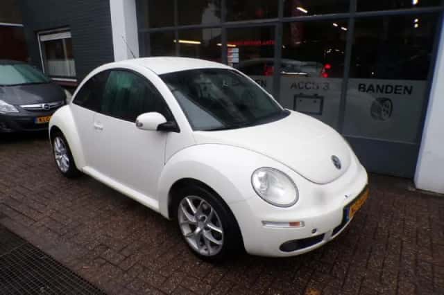 Volkswagen New Beetle (2008) thumbnail 2