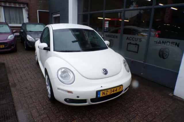 Volkswagen New Beetle (2008) thumbnail 3