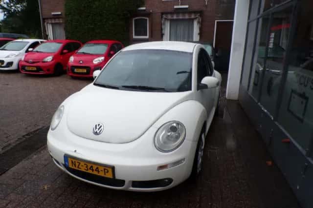 Volkswagen New Beetle (2008) thumbnail 4