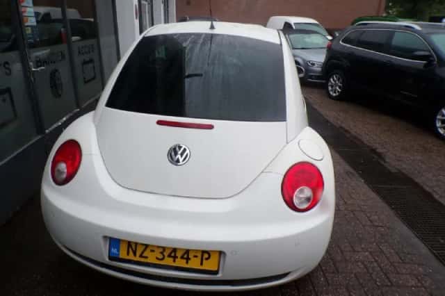 Volkswagen New Beetle (2008) thumbnail 5