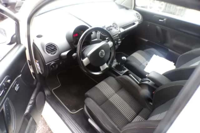 Volkswagen New Beetle (2008) thumbnail 6