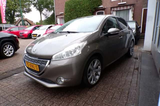 Peugeot 208 (2012) thumbnail 3