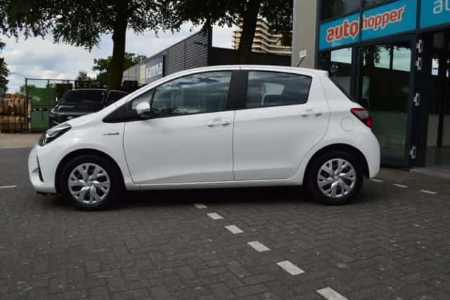 Toyota Yaris (2019) thumbnail 3