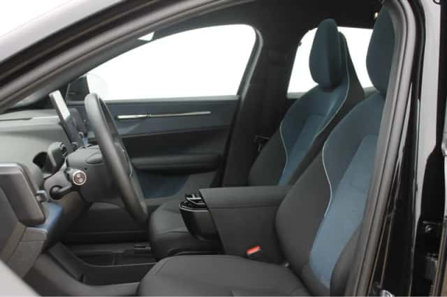 Volvo EX30 (2024) thumbnail 2