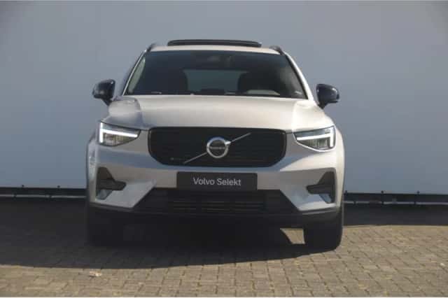 Volvo XC40 (2023) thumbnail 2