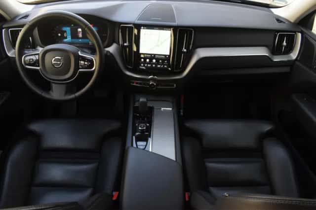 Volvo XC60 (2023) thumbnail 3