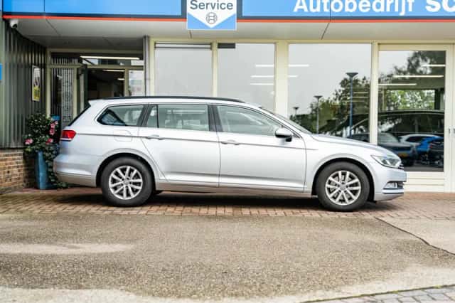 Volkswagen Passat (2017) thumbnail 3