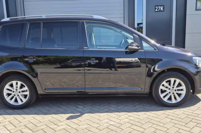 Volkswagen Touran (2012) thumbnail 2