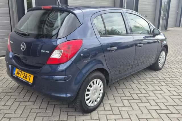 Opel Corsa (2011) thumbnail 3