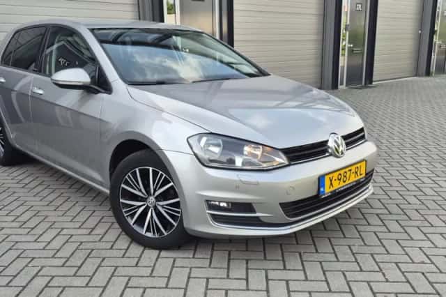 Volkswagen Golf (2017) thumbnail 2
