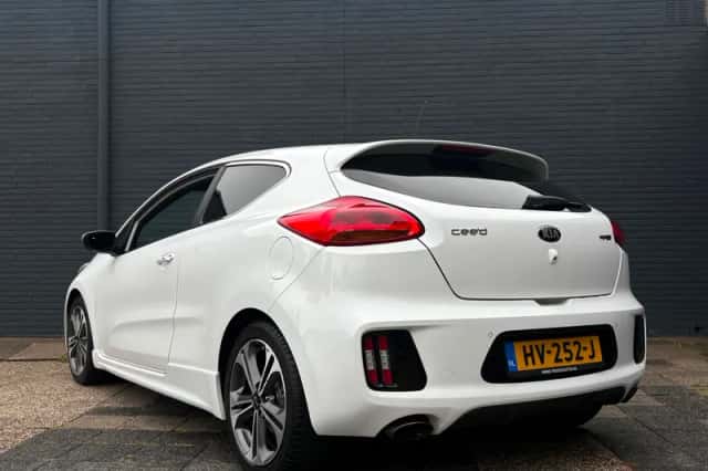 Kia Pro Cee'd (2016) thumbnail 3