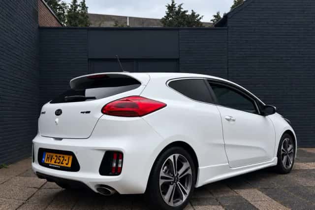 Kia ProCeed (2016) thumbnail 6