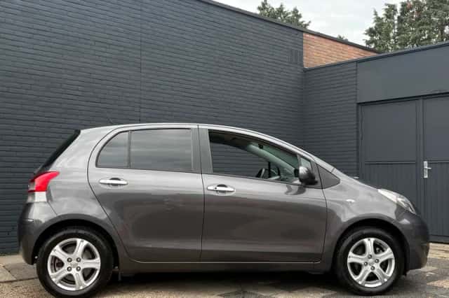 Toyota Yaris (2011) thumbnail 2