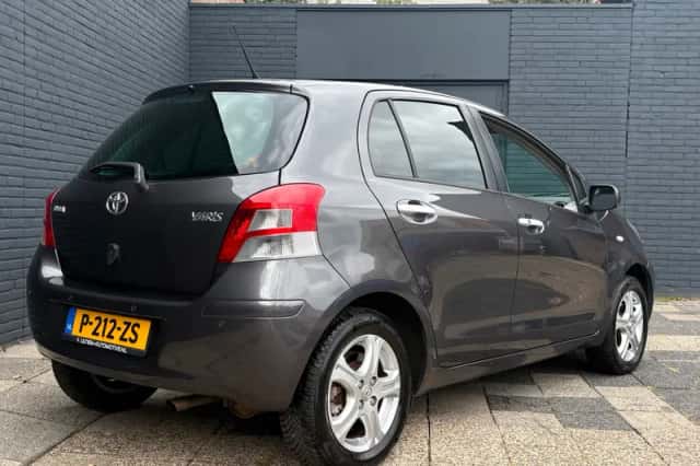 Toyota Yaris (2011) thumbnail 3