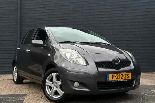 Toyota Yaris (2011) thumbnail 4