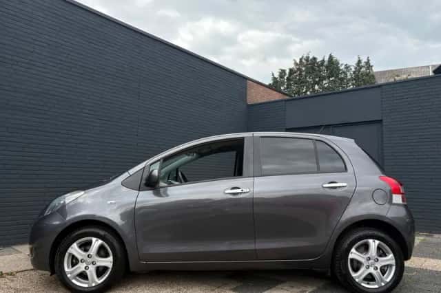 Toyota Yaris (2011) thumbnail 5