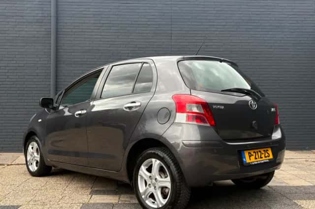 Toyota Yaris (2011) thumbnail 6