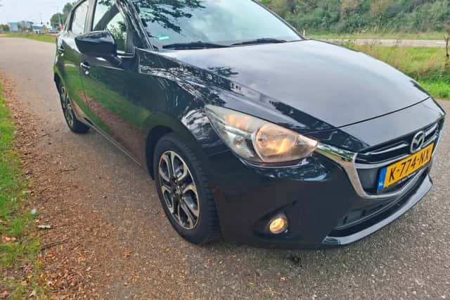Mazda 2 (2015) thumbnail 2