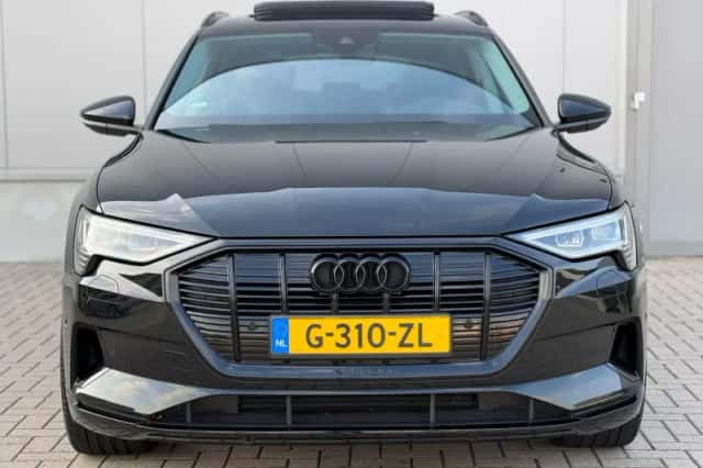 Audi e-tron (2019) thumbnail 4