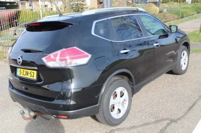 Nissan X-Trail (2015) thumbnail 4