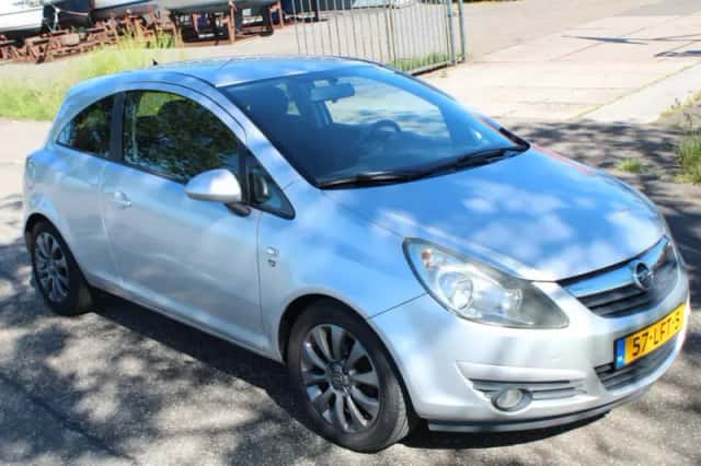 Opel Corsa (2010) thumbnail 2