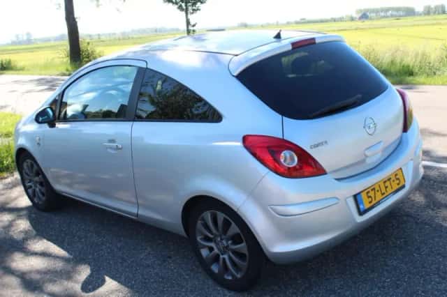 Opel Corsa (2010) thumbnail 3