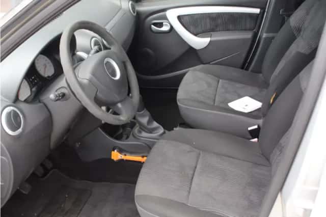 Dacia Sandero (2009) thumbnail 5