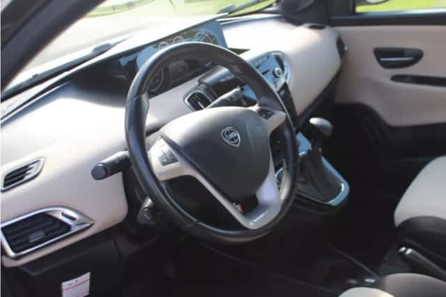 Lancia Ypsilon (2013) thumbnail 5