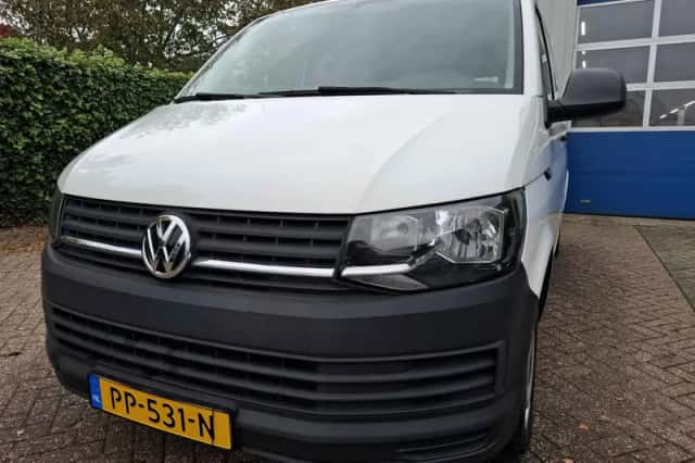 Volkswagen Transporter (2017) thumbnail 2