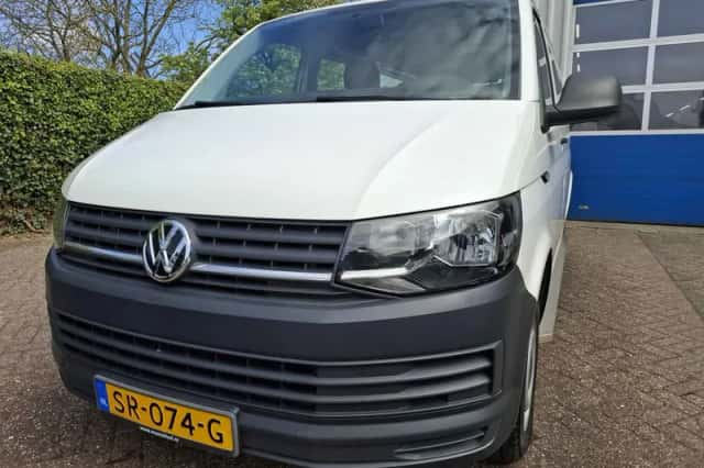 Volkswagen Transporter (2018) thumbnail 2