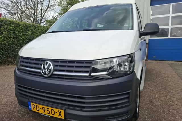 Volkswagen Transporter (2017) thumbnail 2