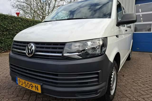 Volkswagen Transporter (2017) thumbnail 2