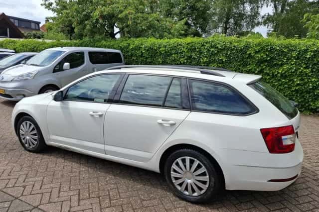 Škoda Octavia (2017) thumbnail 6