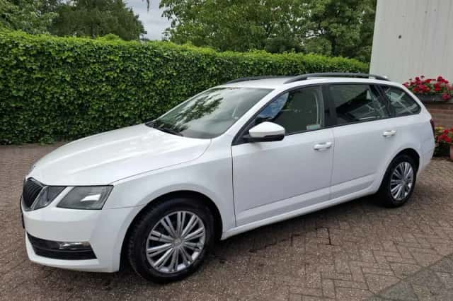Škoda Octavia (2017) thumbnail 2