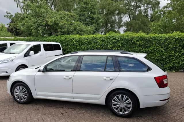 Škoda Octavia (2017) thumbnail 3