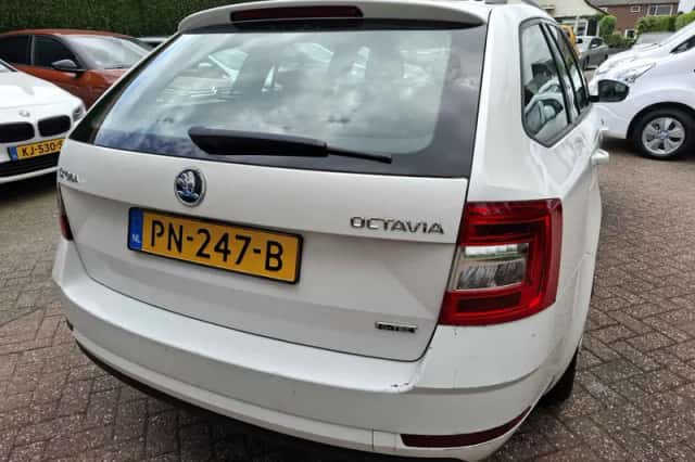 Škoda Octavia (2017) thumbnail 6