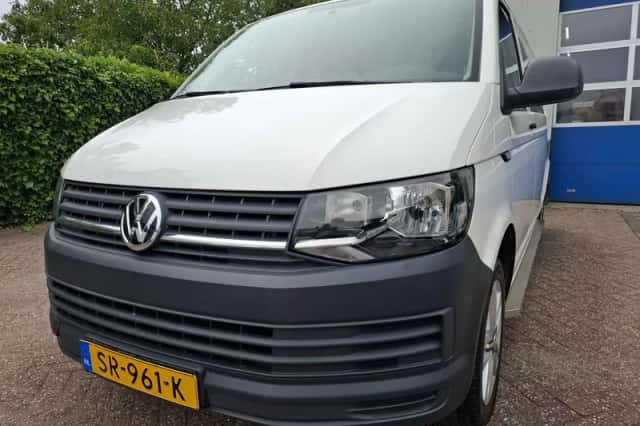 Volkswagen Transporter (2018) thumbnail 2