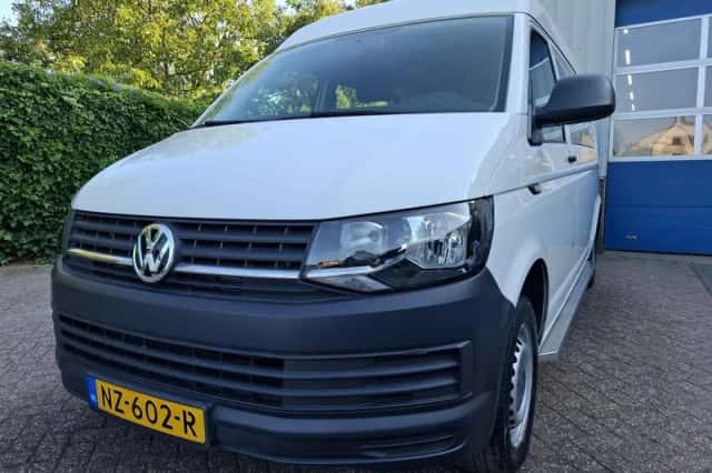 Volkswagen Transporter (2017) thumbnail 2