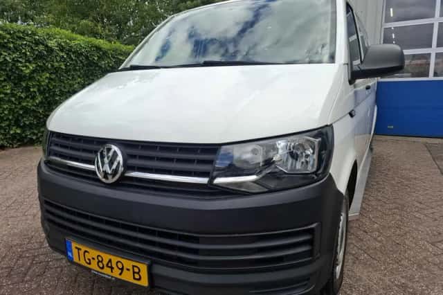Volkswagen Transporter (2018) thumbnail 2