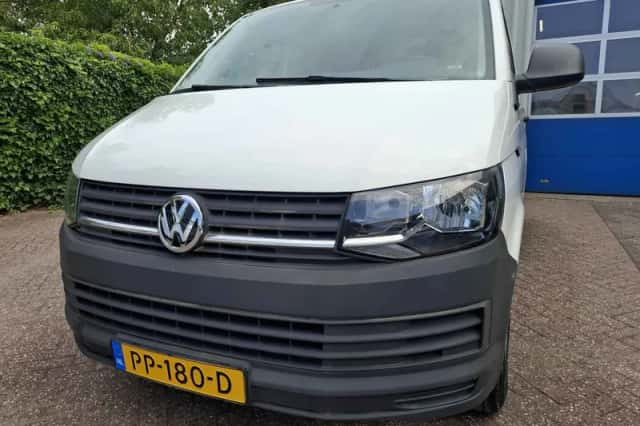Volkswagen Transporter (2017) thumbnail 2