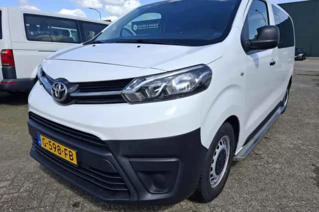 Toyota ProAce Shuttle (2019) thumbnail 2