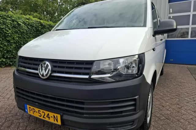 Volkswagen Transporter (2017) thumbnail 2